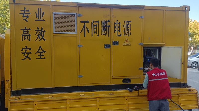 安源柴油发电机组和UPS电源配合使用时，如何避免切换过程中的电力中断？